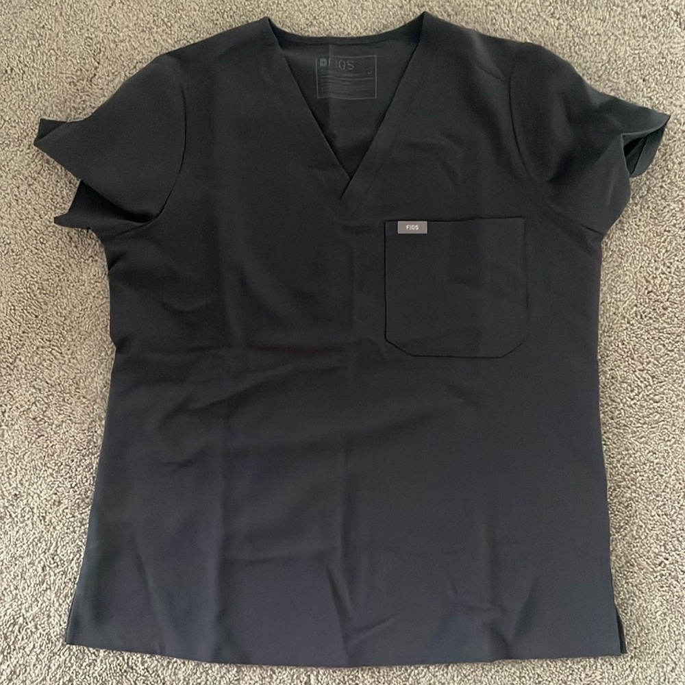 New Figs Casma 1 pocket scrub top in Charcoal Gray sz M